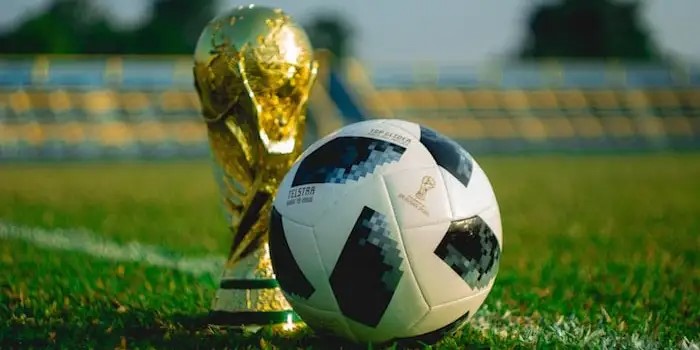 Bonecos gigantes animam torcedores no jogo entre Brasil e Sérvia